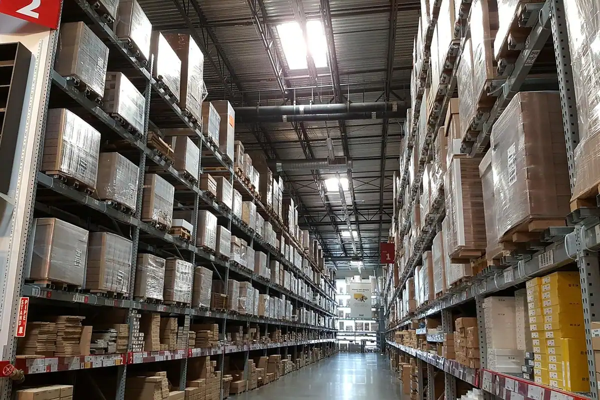 Cutii de carton aranjate pe un raft într-un atelier, ambalaje pentru produse mici expediate clienților