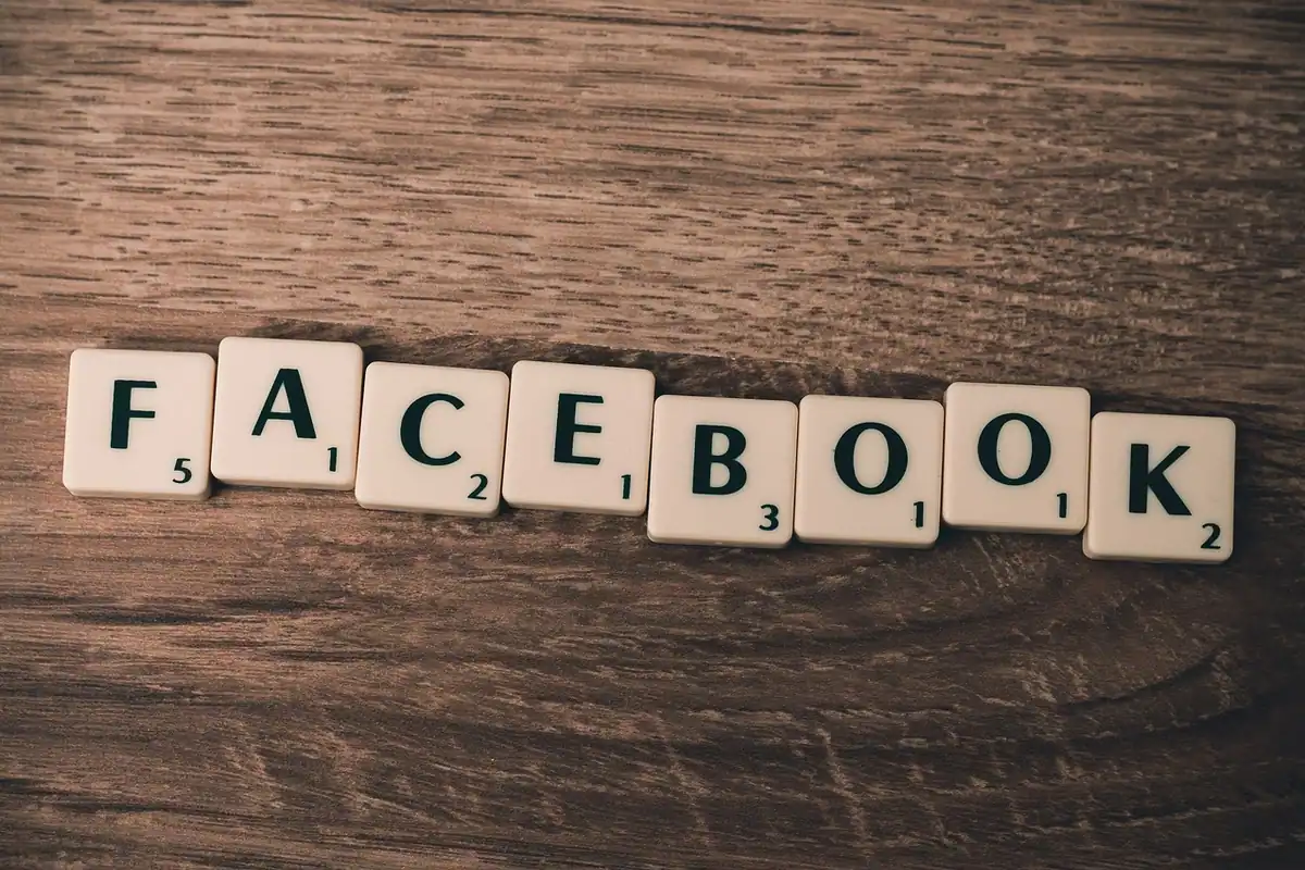 Litere de joc care formează cuvântul Facebook pe o masă de lemn