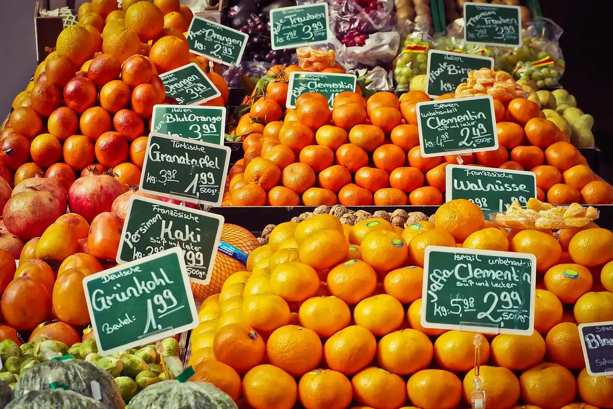 Tarabă cu masă de lemn la o piață de fermieri, exemplu de brand local apropiat de oameni