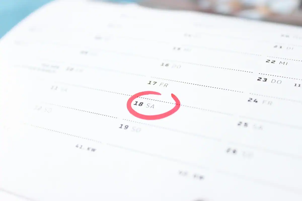 Calendar cu o dată încercuită cu roșu pentru o postare planificată