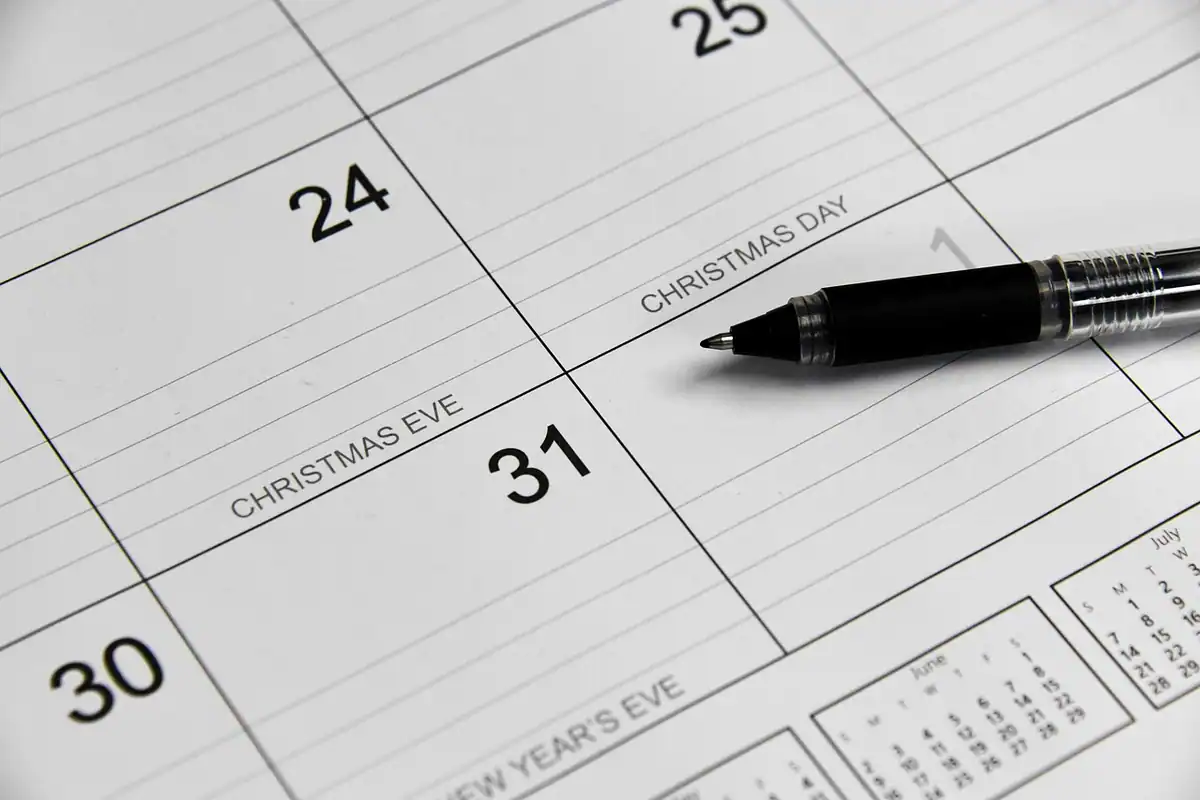 Calendar de perete cu date marcate și un pix, pentru planificarea din timp a campaniilor sezoniere