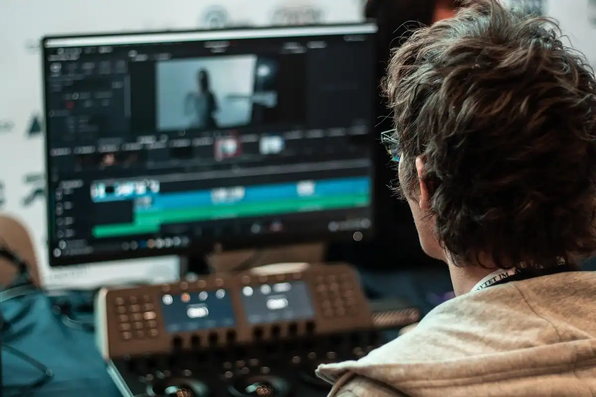 Laptop cu cronologia de editare video afișată pe ecran, montaj pentru un canal de YouTube de afacere