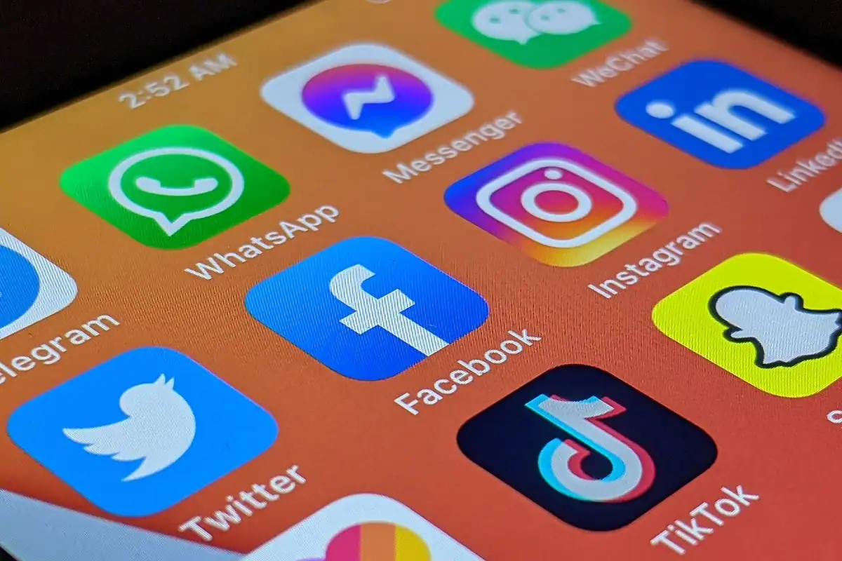 Ecran de telefon cu iconițele WhatsApp, Instagram, Facebook, TikTok și LinkedIn