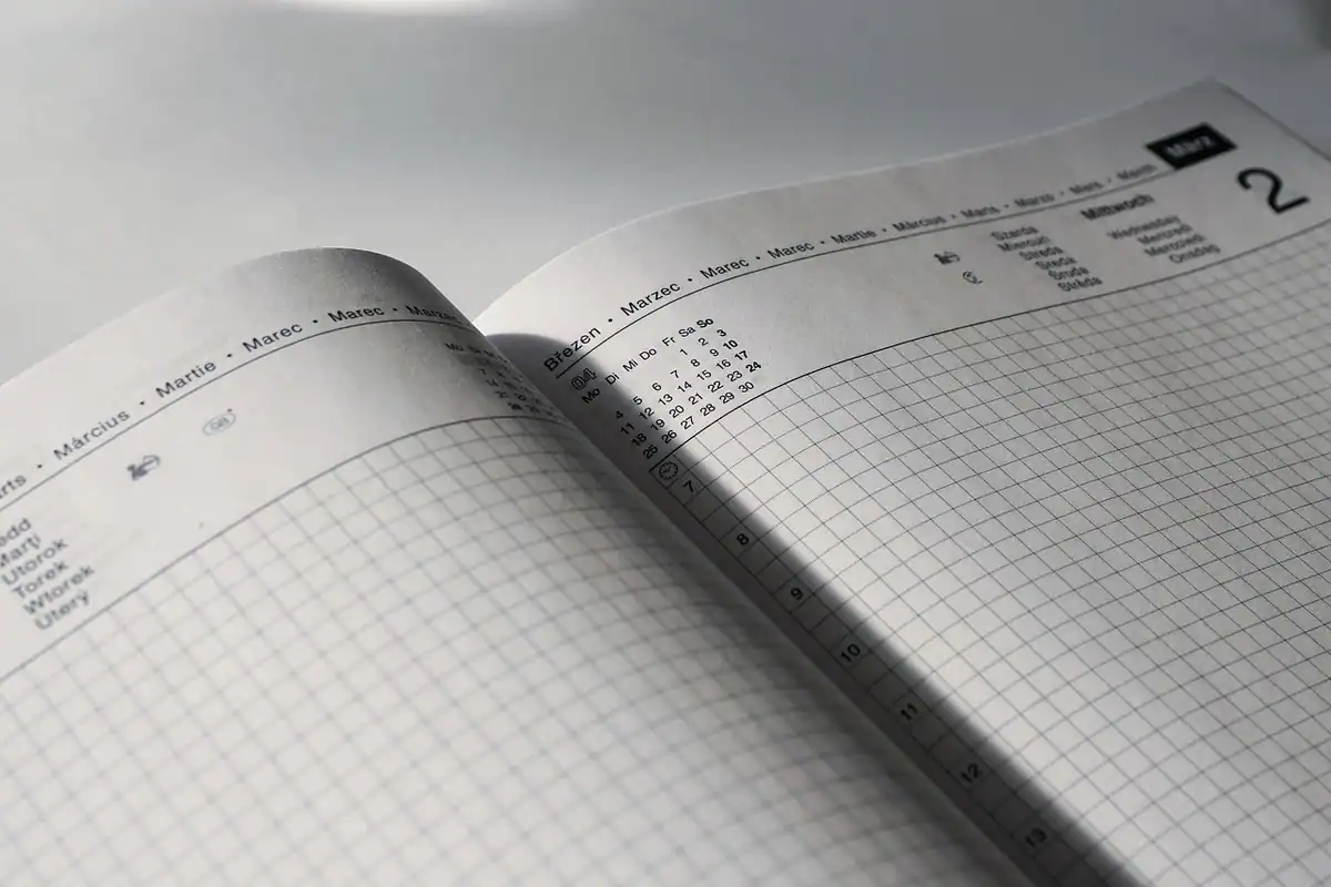 Pagini de calendar și planner pe perete cu zilele marcate, pentru așteptarea fazei de învățare