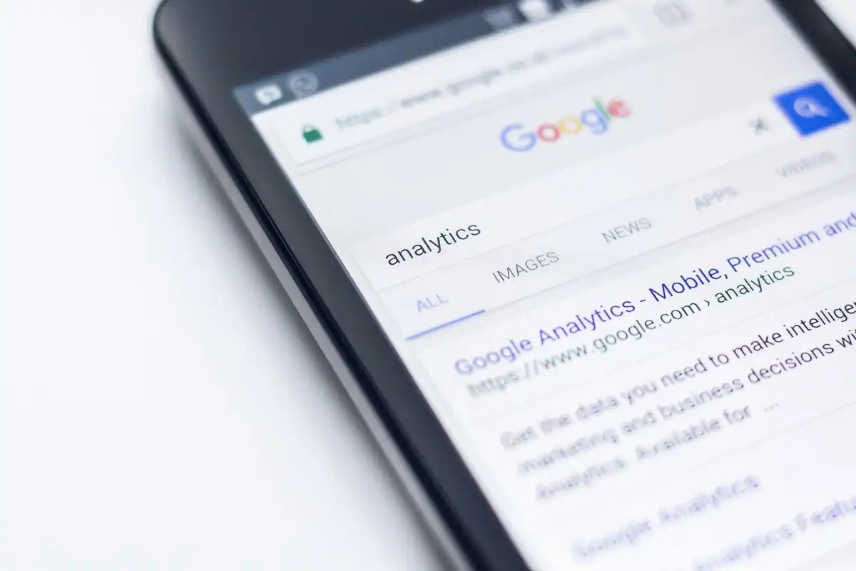 Telefon care afișează pagina de căutare Google pentru o interogare despre analize