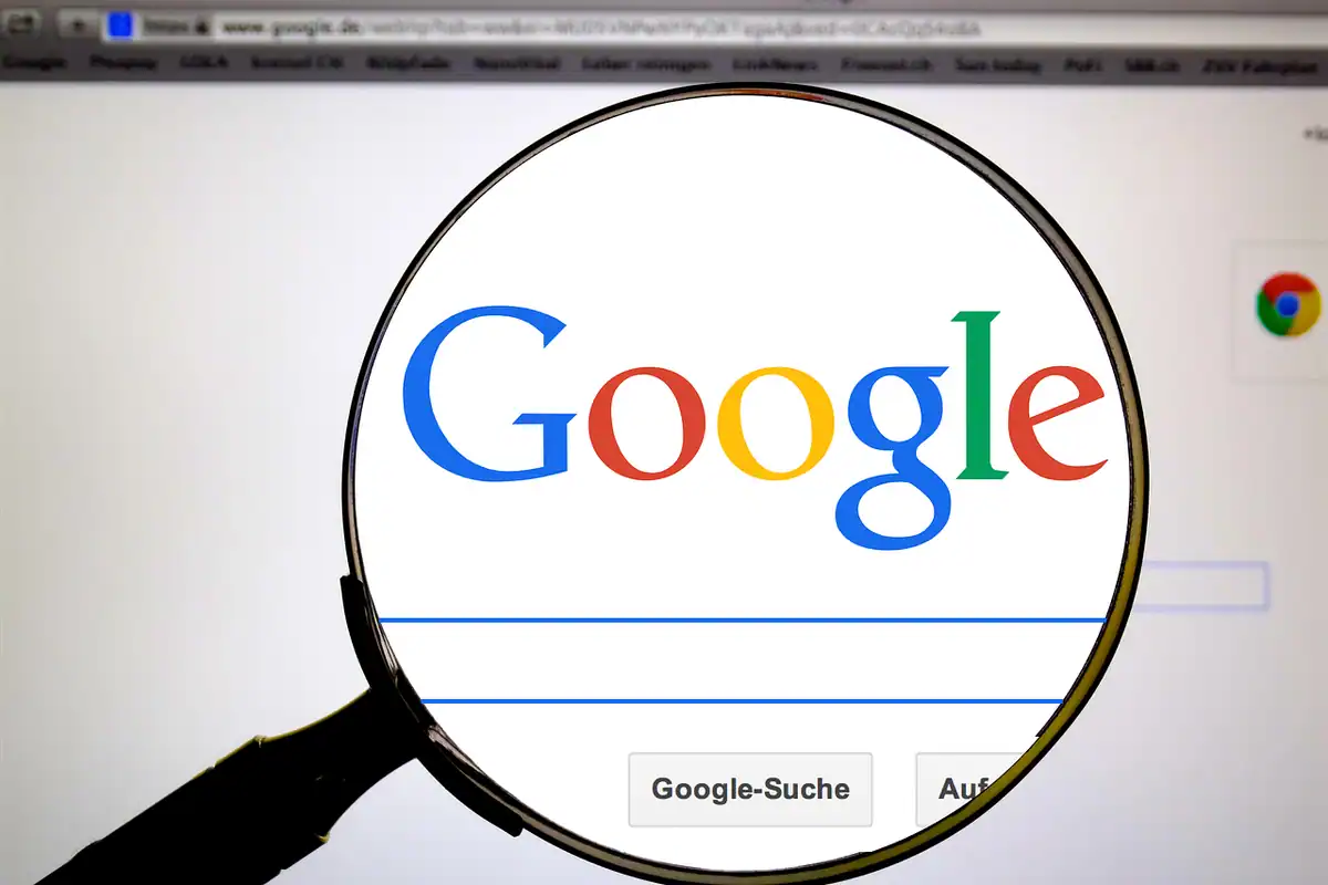 Lupă mare așezată peste pagina de căutare Google de pe ecran
