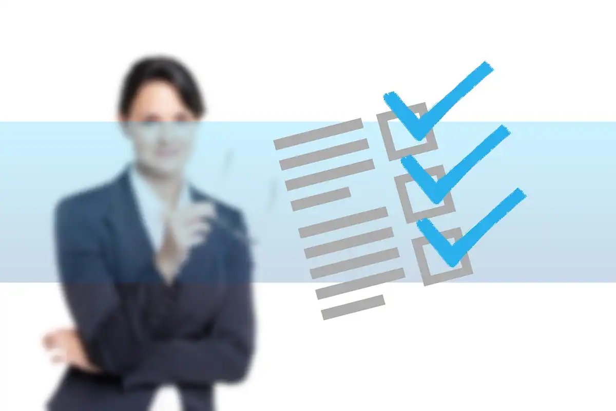 Femeie de afaceri lângă o listă cu trei bife albastre