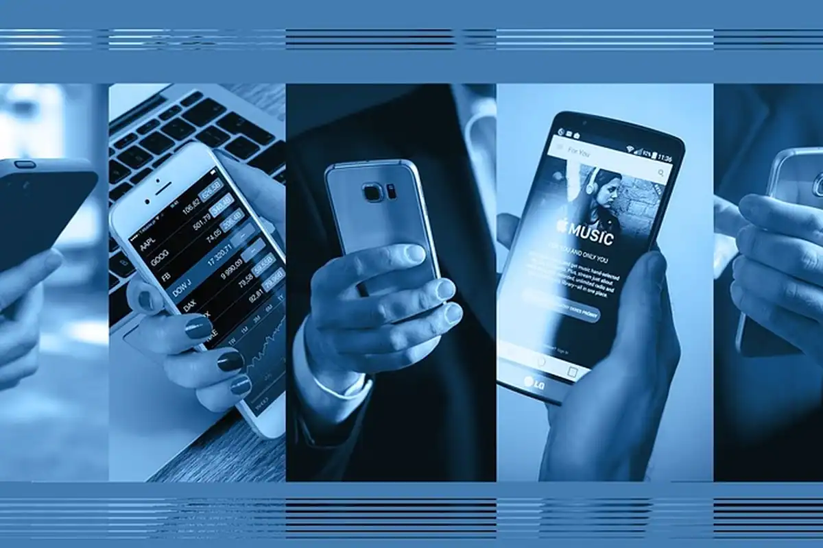 Ecranul unui smartphone cu o aplicație socială, pe o masă de lemn, pentru alegerea hashtagurilor