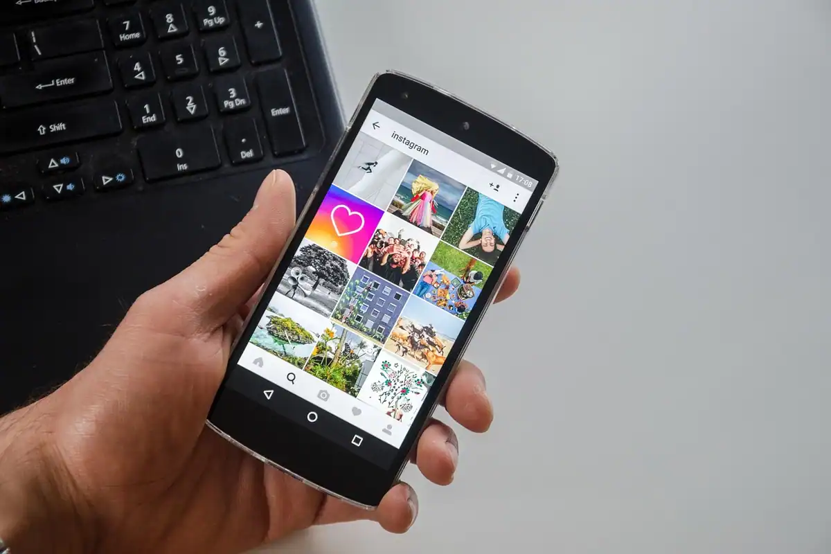 Mână care ține un smartphone cu aplicația de fotografii deschisă