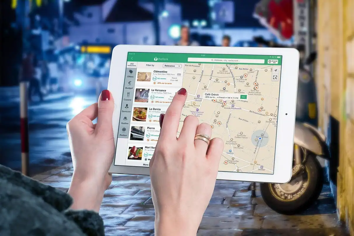 Tabletă care afișează un ghid PDF de descărcat, lead magnet oferit pentru adrese de e-mail