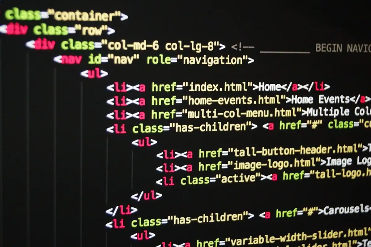 Cod HTML al unui meniu de navigare, afișat pe un ecran negru
