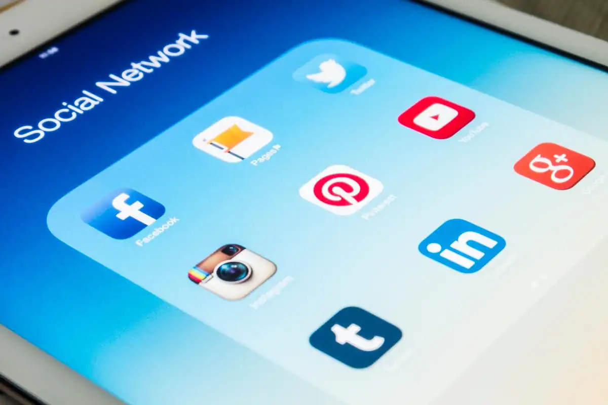 Tabletă cu iconițe de rețele sociale, printre care Facebook, Instagram și LinkedIn