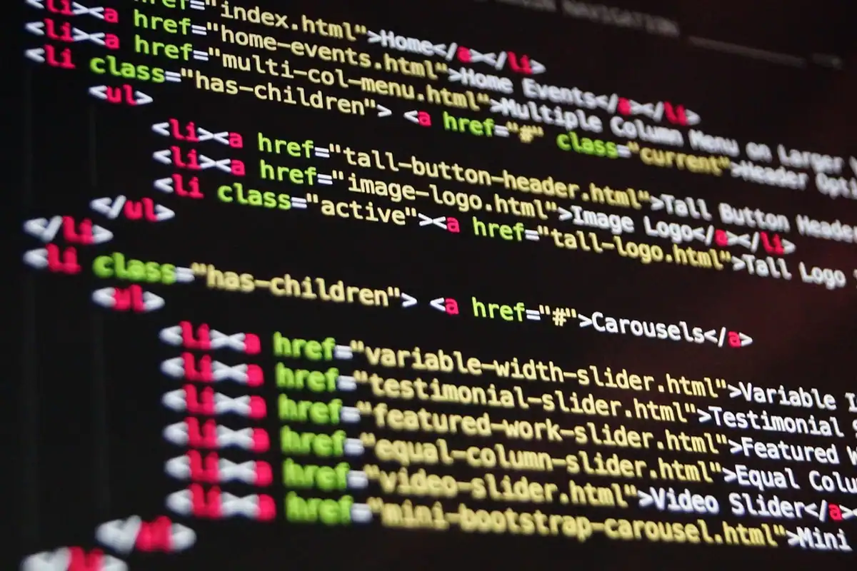 Cod HTML al unei pagini web, afișat pe un ecran negru