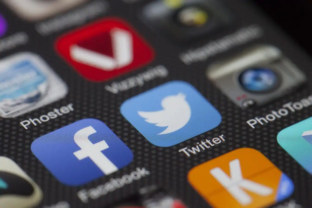 Ecranul unui telefon cu aplicațiile Facebook și Twitter, văzute de aproape