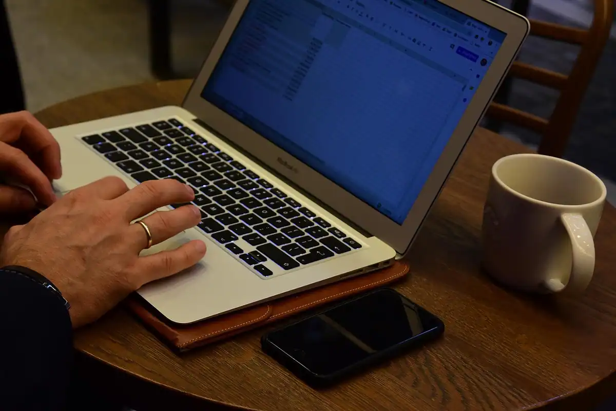 Tabel cu lista de clienți pe ecranul unui laptop, bază pentru publicurile personalizate Meta