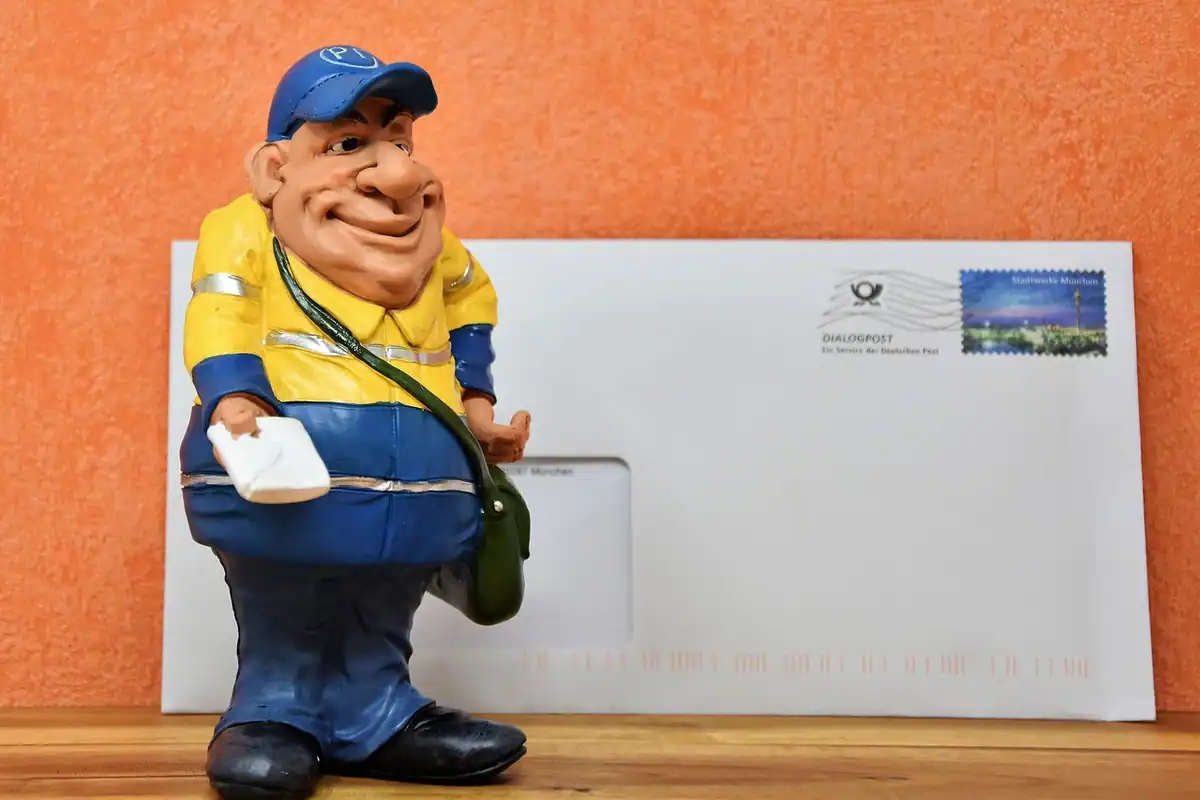 Plic și factură pe un birou, lângă o ștampilă, puncte de contact ale brandului cu clienții