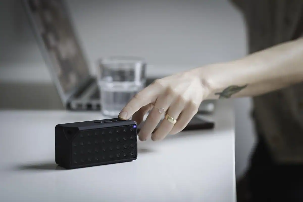 Telefon care sună pe un birou, lângă un caiet, apelurile primite după o cerere de ofertă