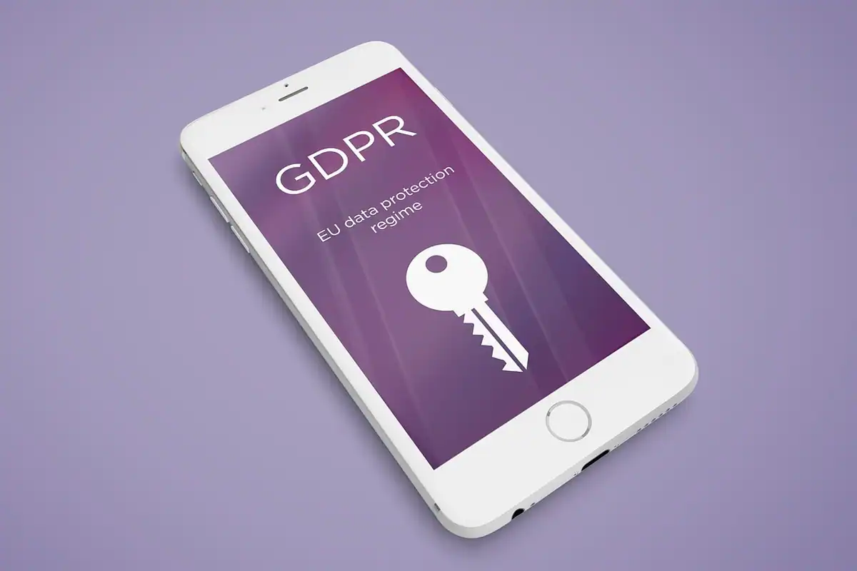 Cheie hardware de securitate lângă un smartphone, autentificare în doi pași pentru conturi de firmă