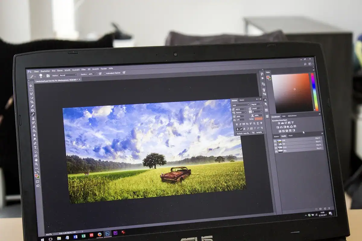 Laptop pe care rulează un program de editare a fotografiilor