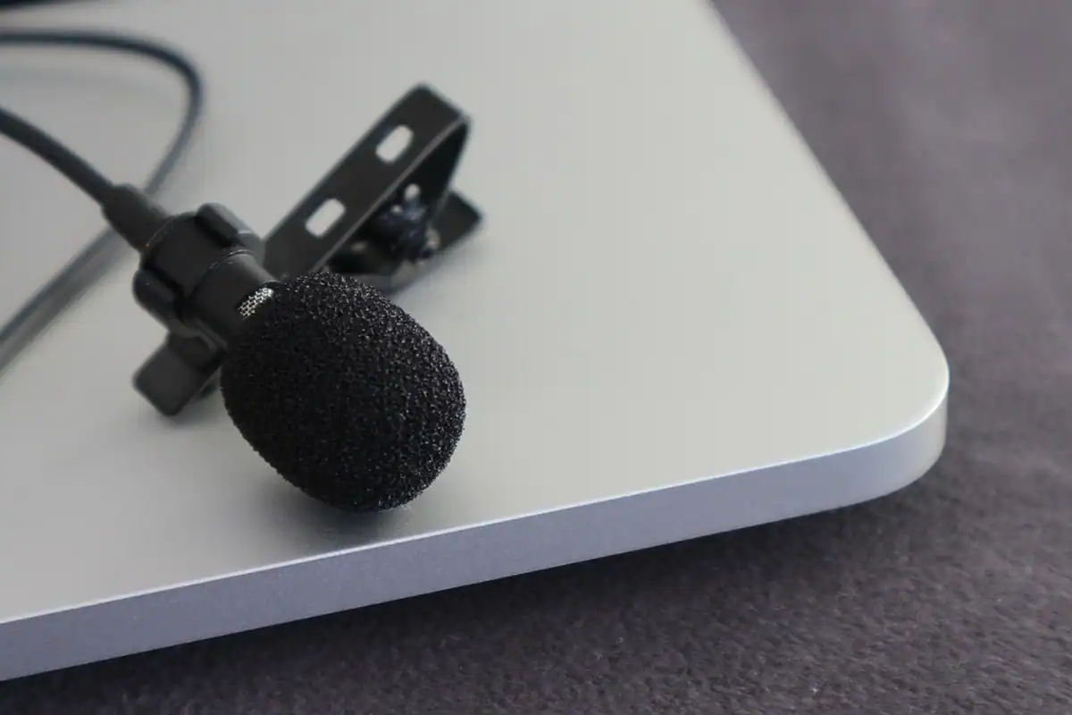 Laptop pe birou cu o pereche de căști gata de prezentare, pregătirea unui webinar pentru afaceri mici